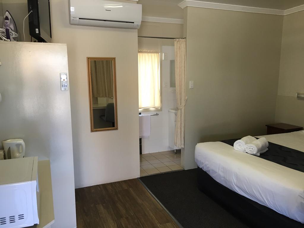 Plantation Park Motor Inn Ayr Room photo